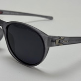 عینک آفتابی پلاریزه اوکلی Oakley طوسی عدسی مشکی گرد کد TO4910