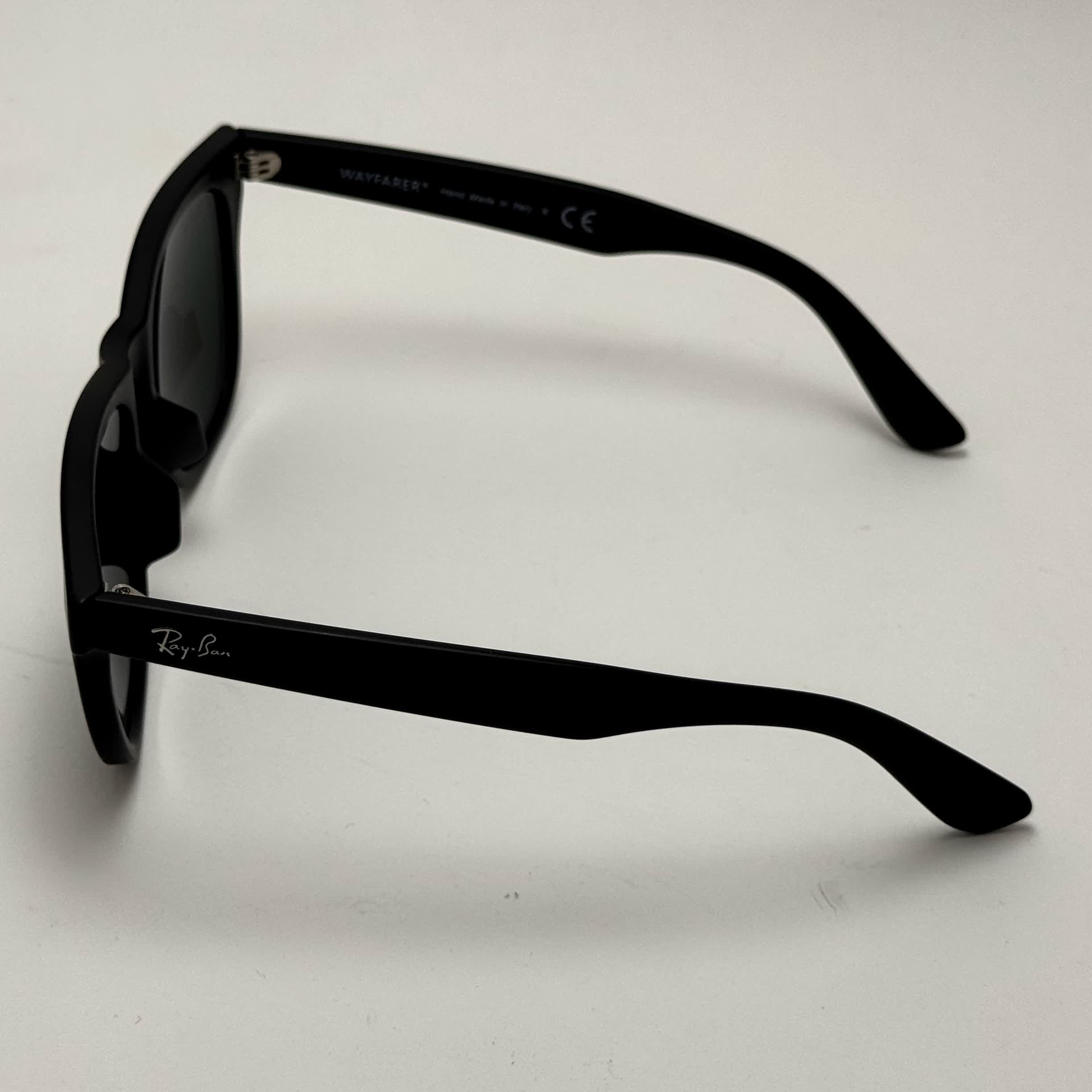 عینک آفتابی ریبن ویفرر شیشه سنگ مشکی که همراه پک کامل ریبن Rayban WAYFARER RB 2140 سایز 54