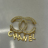 گل سینه نگین جواهری طرح شنل Chanel تنوع طرح رنگ کاملا ثابت کد bn (پس کرایه)