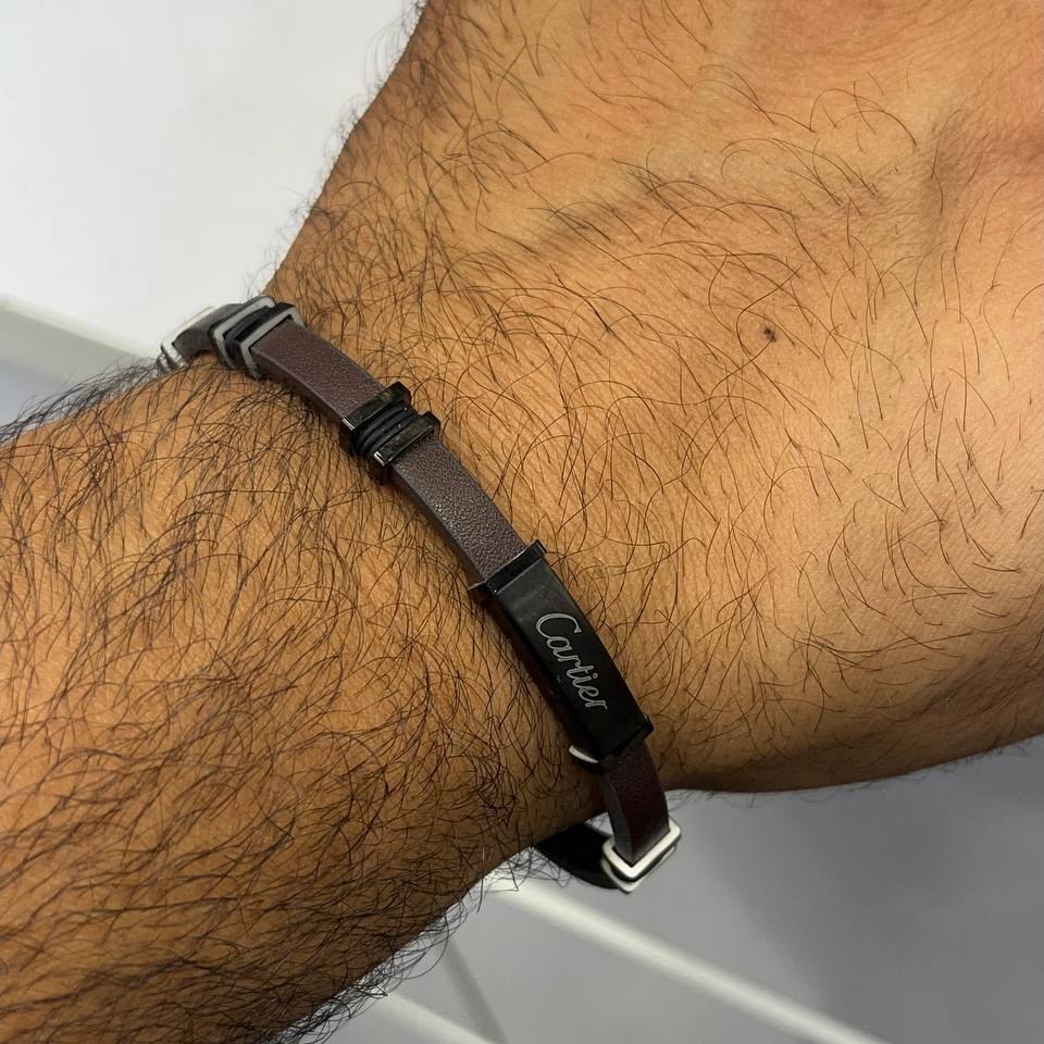 دستبند چرمی قفل و پلاک استیل مردانه کارتیر Cartier کیفیت چرم عالی تنوع طرح رنگ ثابت کدbn (پس کرایه)