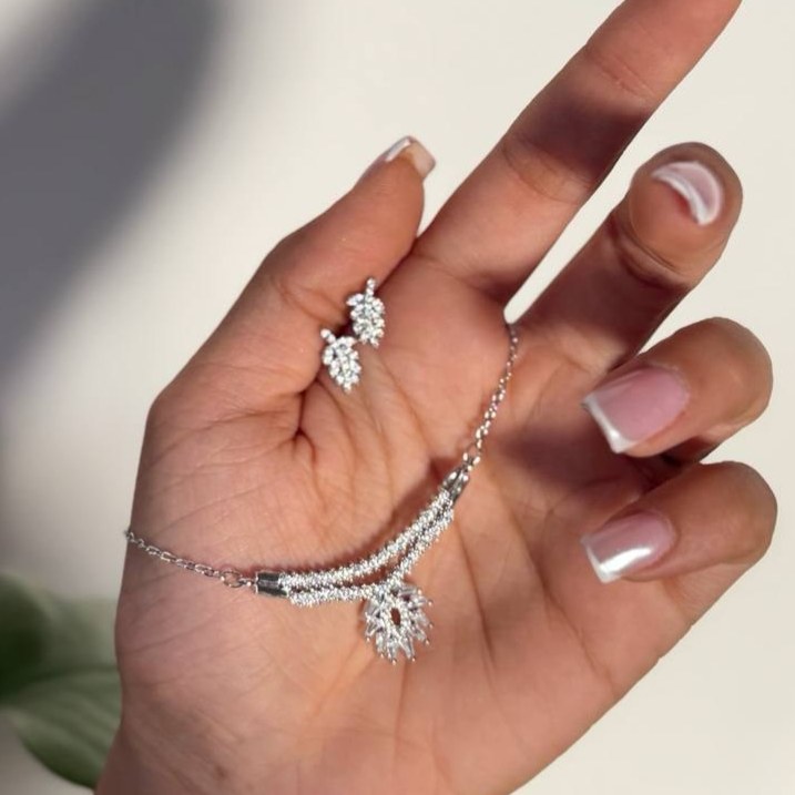 نیم ست گردنبند و گوشواره طرح جواهری نگین مربع تنوع طرح رنگ ثابت کد sm (پس کرایه)